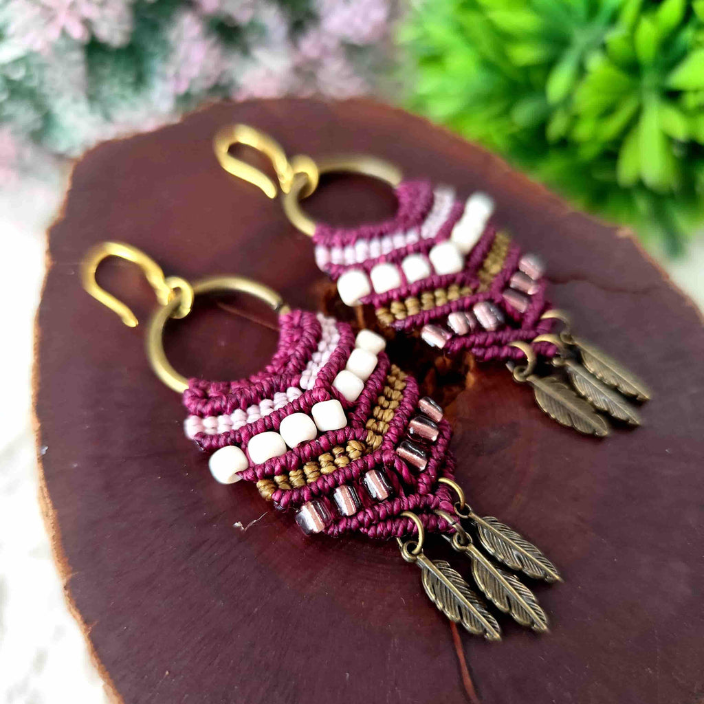 Aros Boho con Plumas Doradas – Topacio Macramé