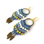 Aros Boho con Plumas Doradas – Topacio Macramé