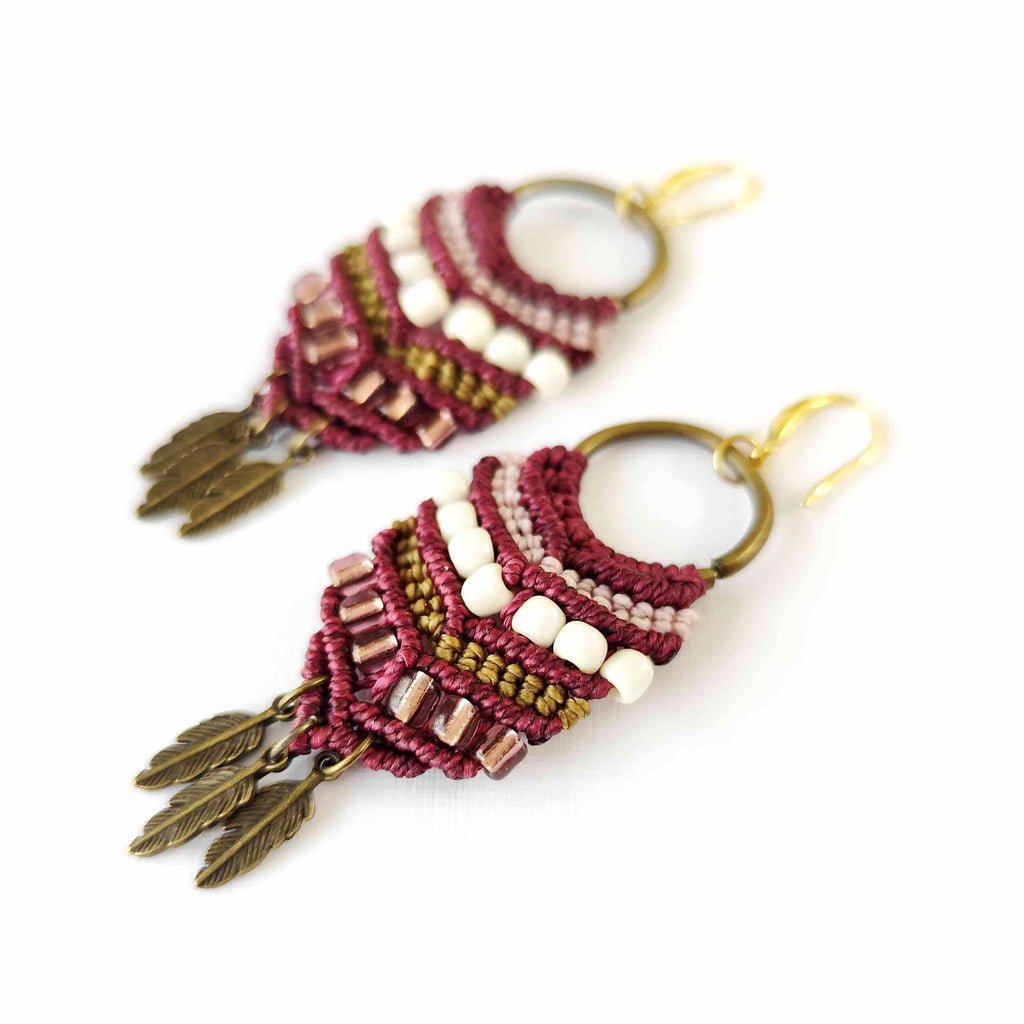 Aros Boho con Plumas Doradas – Topacio Macramé