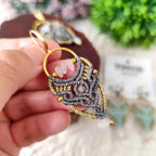 Aros Amor Boho con Cuarzo Rosa Natural – Topacio Macramé