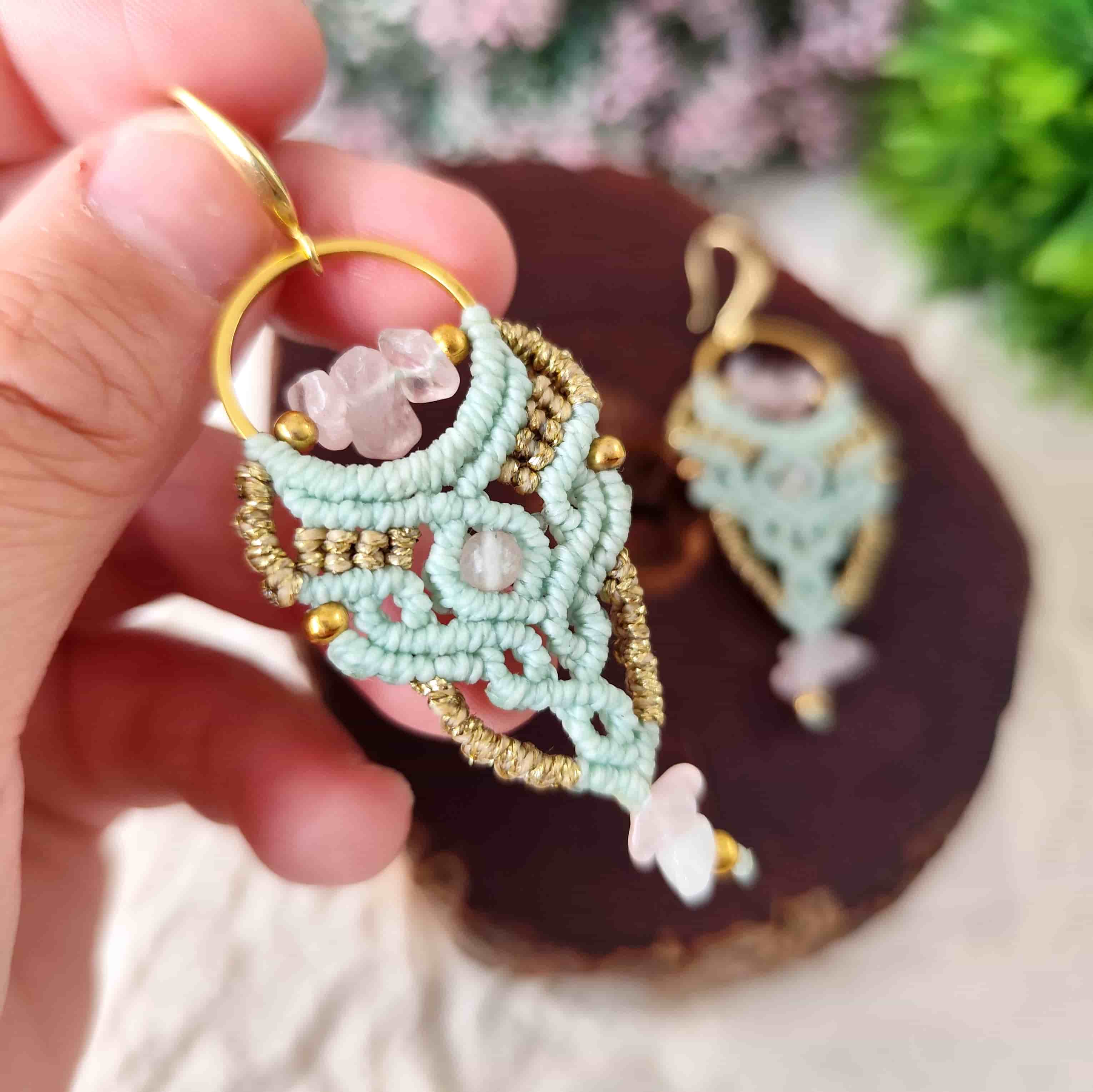 Aros Amor Boho con Cuarzo Rosa Natural – Topacio Macramé