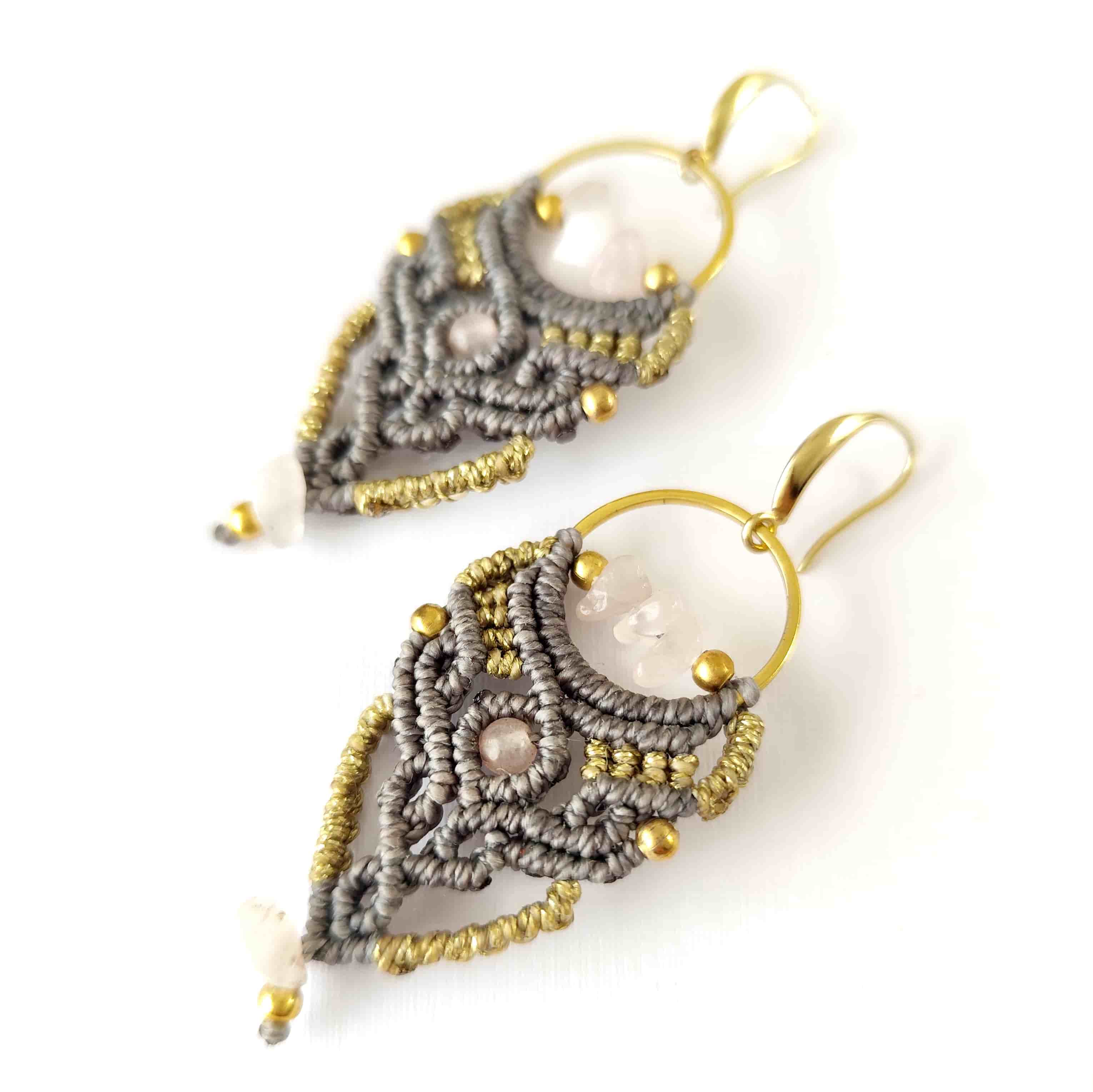 Aros Amor Boho con Cuarzo Rosa Natural – Topacio Macramé