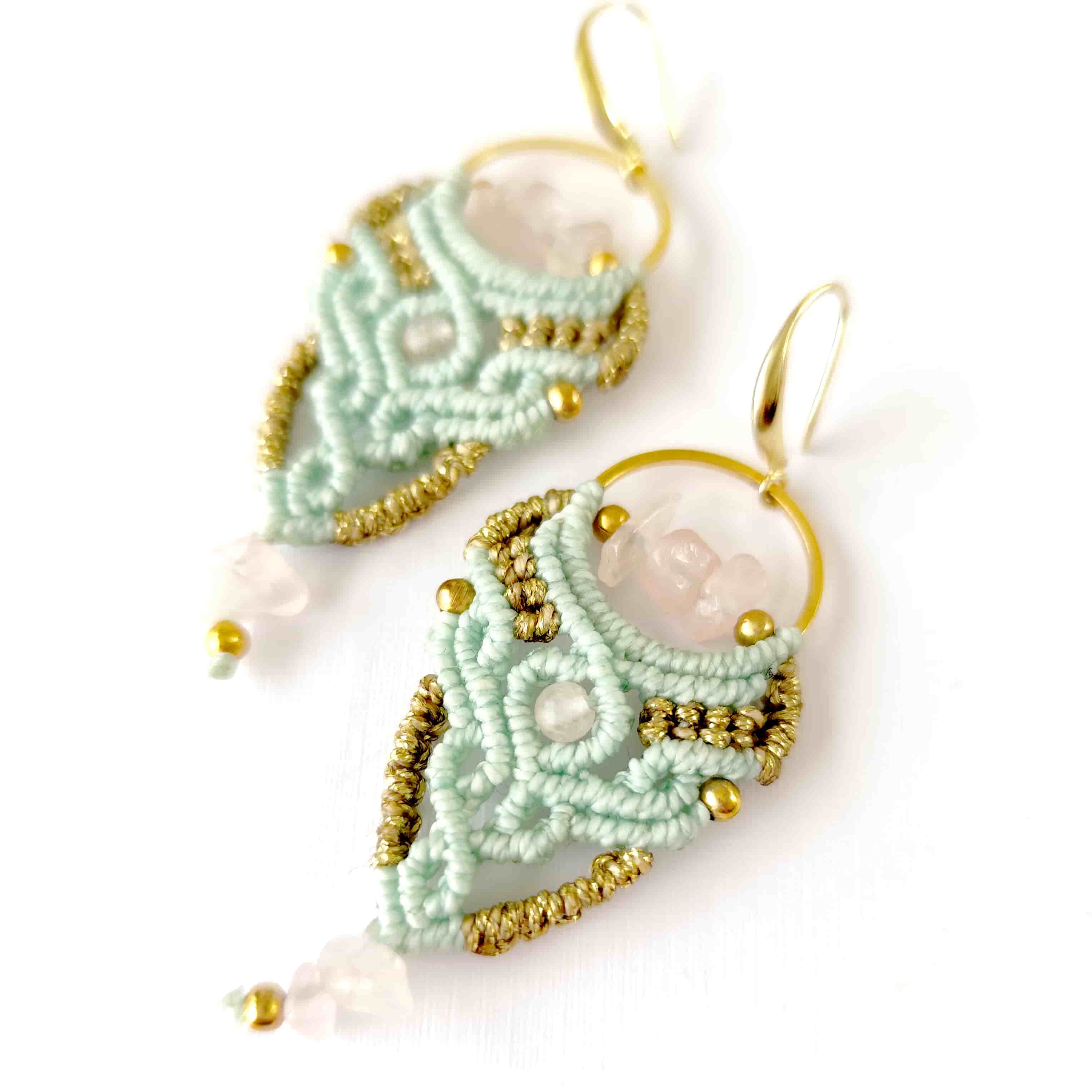 Aros Amor Boho con Cuarzo Rosa Natural – Topacio Macramé