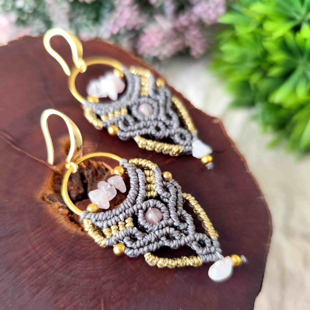 Aros Amor Boho con Cuarzo Rosa Natural – Topacio Macramé