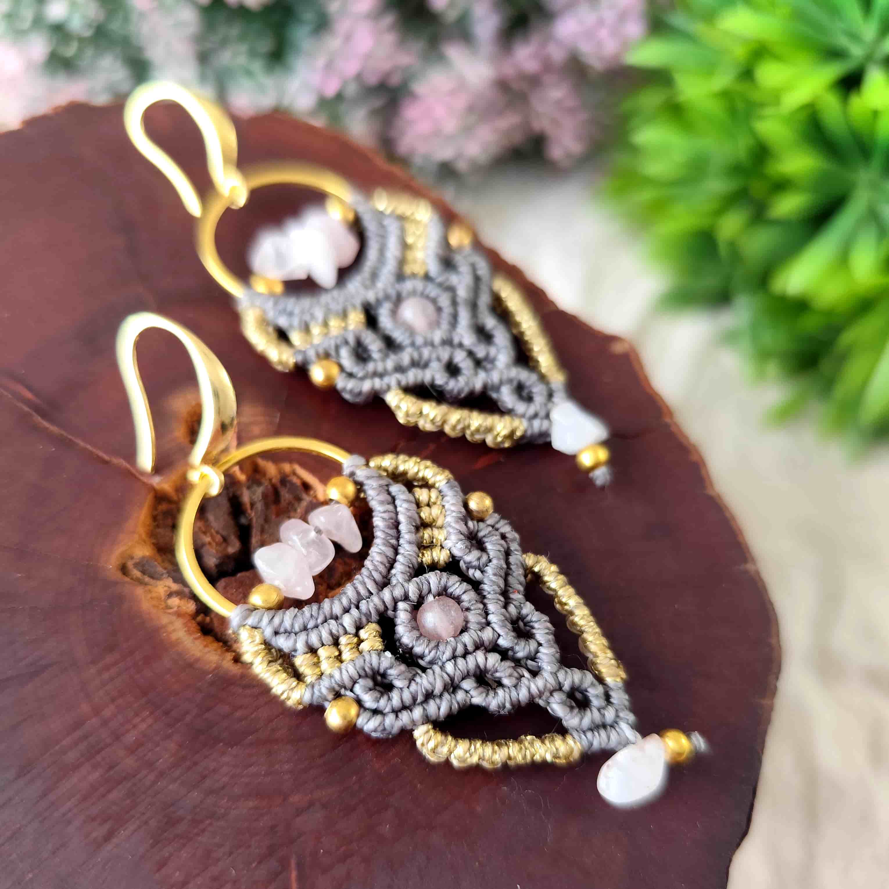 Aros Amor Boho con Cuarzo Rosa Natural – Topacio Macramé