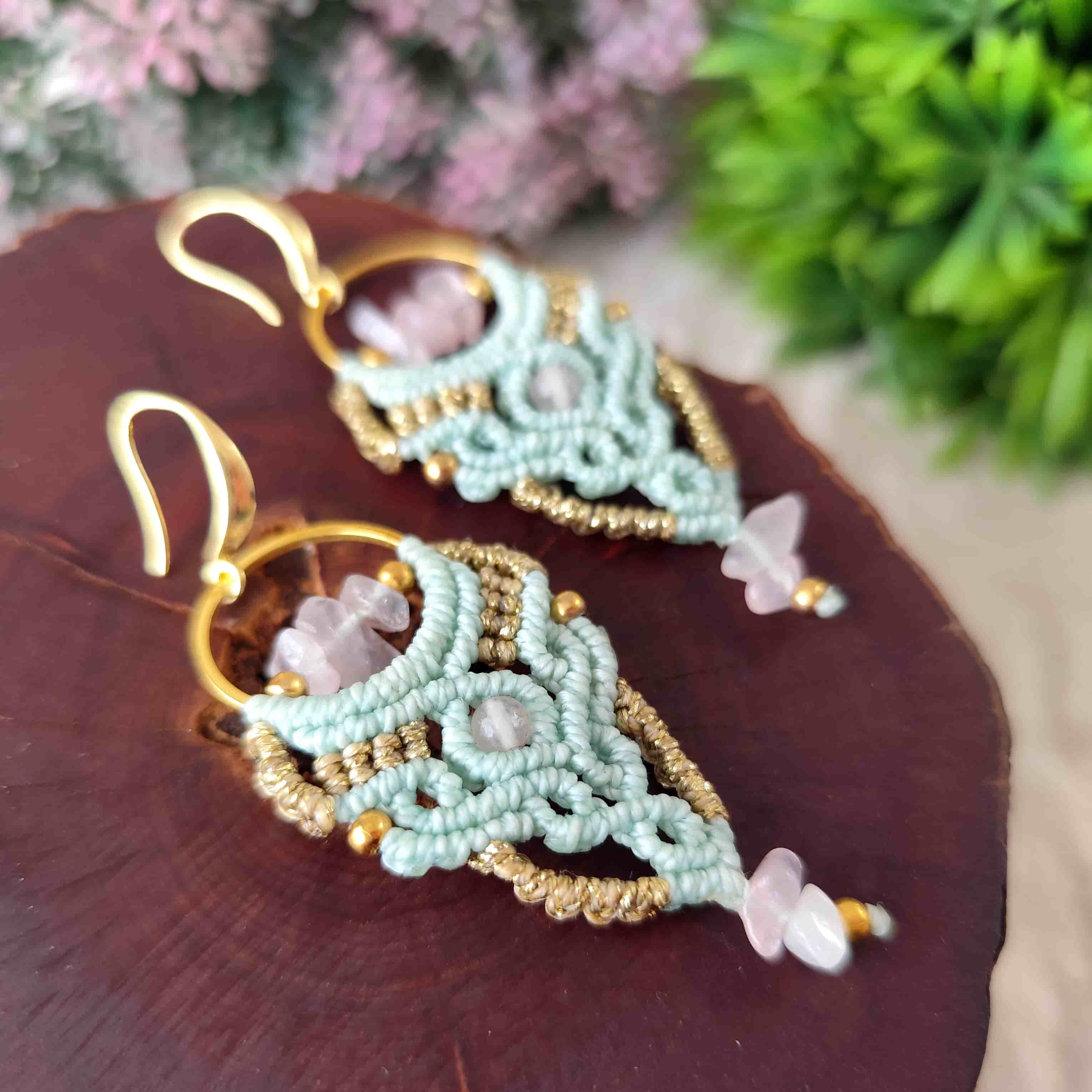 Aros Amor Boho con Cuarzo Rosa Natural – Topacio Macramé