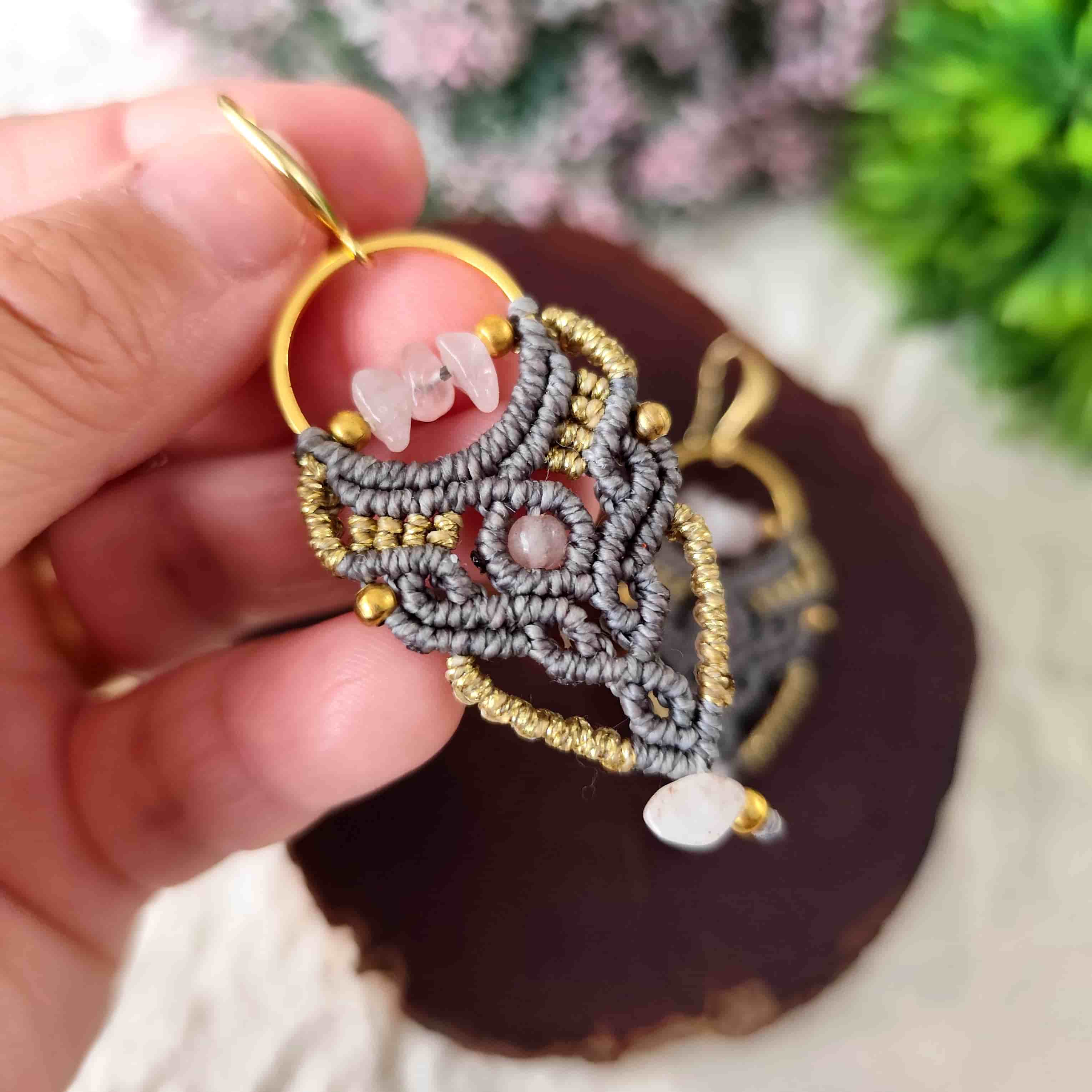 Aros Amor Boho con Cuarzo Rosa Natural – Topacio Macramé