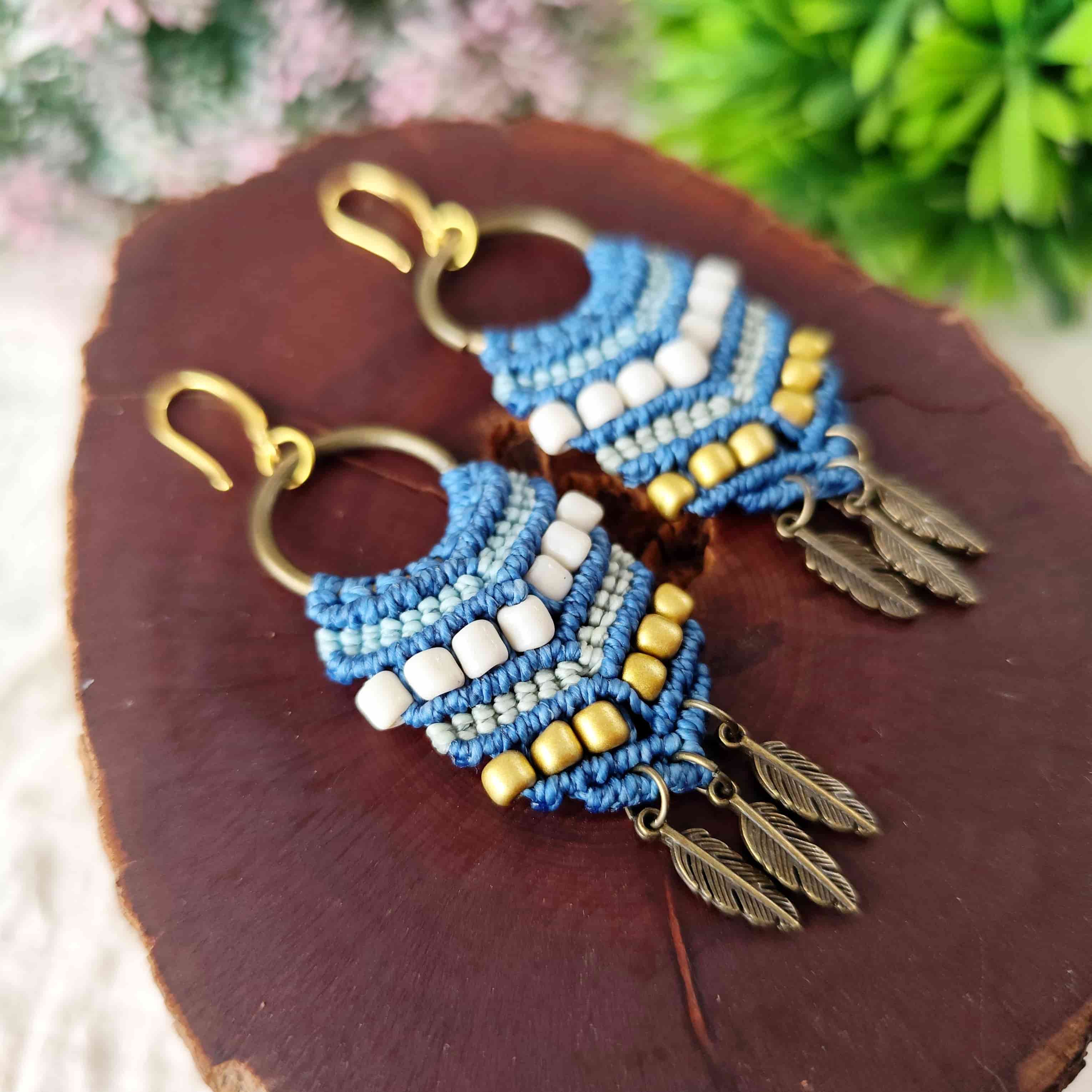 Aros Boho con Plumas Doradas – Topacio Macramé