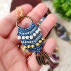 Aros Boho con Plumas Doradas – Topacio Macramé