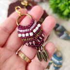 Aros Boho con Plumas Doradas – Topacio Macramé