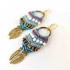 Aros Boho con Plumas Doradas – Topacio Macramé