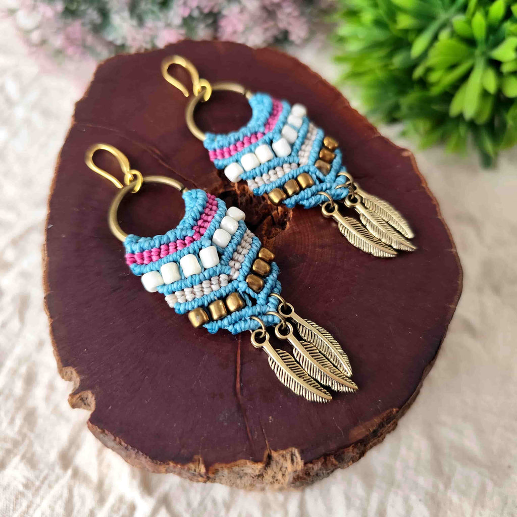 Aros Boho con Plumas Doradas – Topacio Macramé