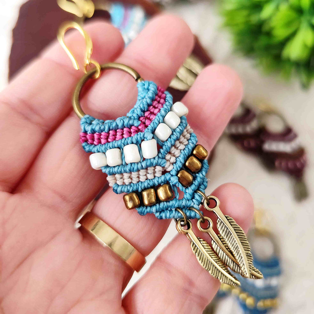 Aros Boho con Plumas Doradas – Topacio Macramé