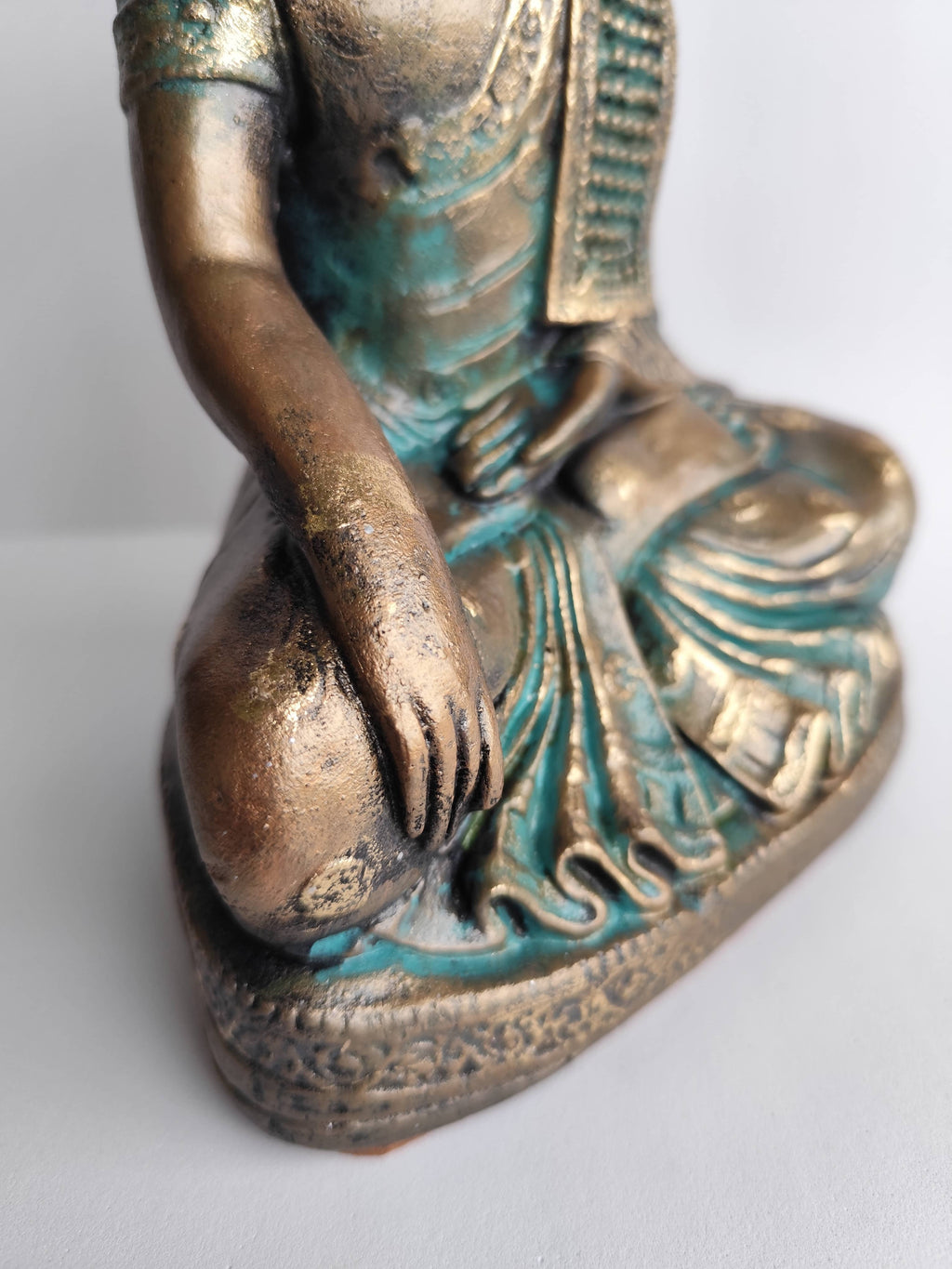 Buda Turquesa Postura de Loto Yeso Pintado a Mano - Artesanías Mariel