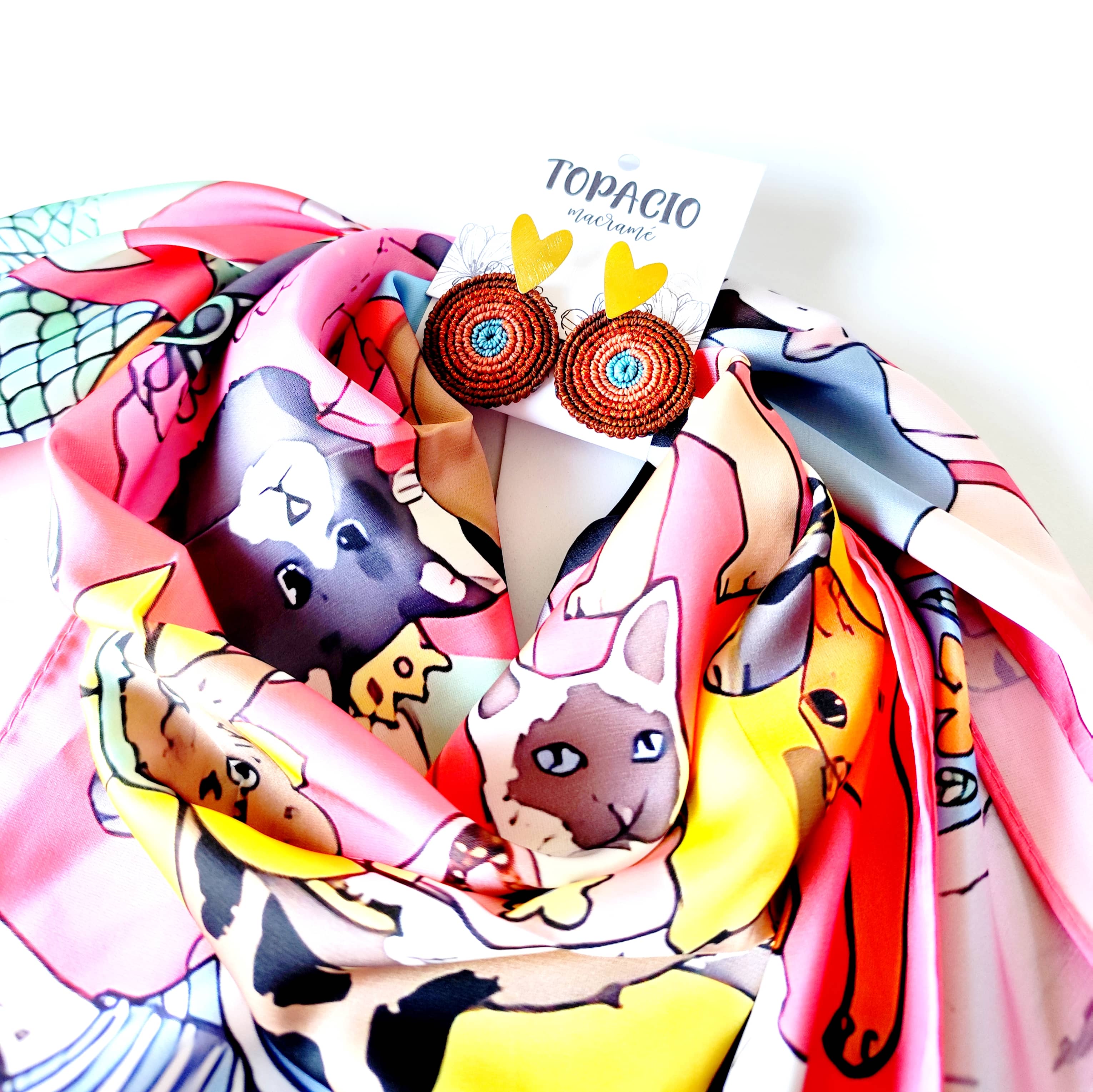 Pañoleta Gatos Disfrazados 70x70cm - Buenkarma.cl