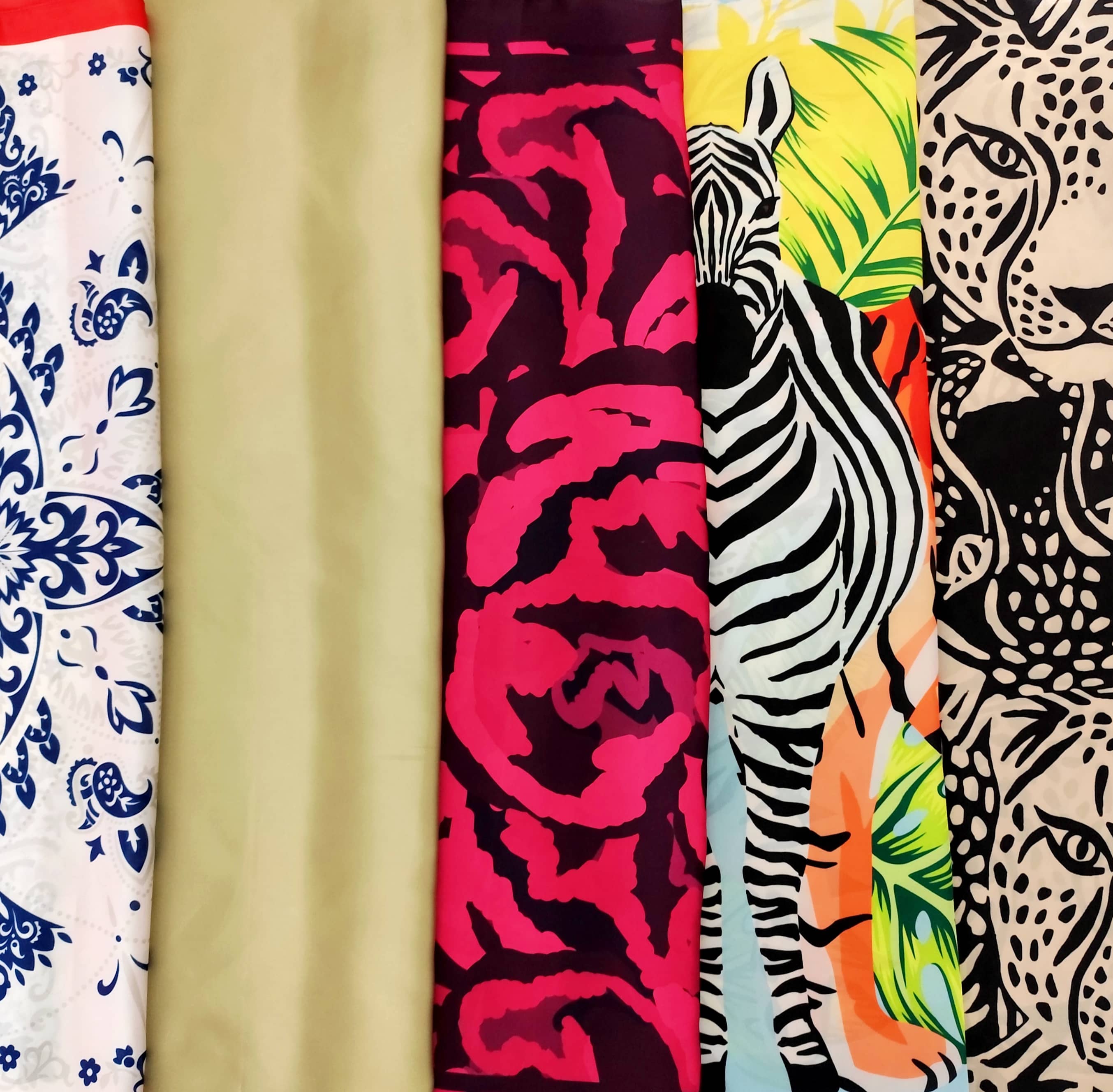 Pañoleta Roja Insectos y Aves  90x90 - Buenkarma.cl