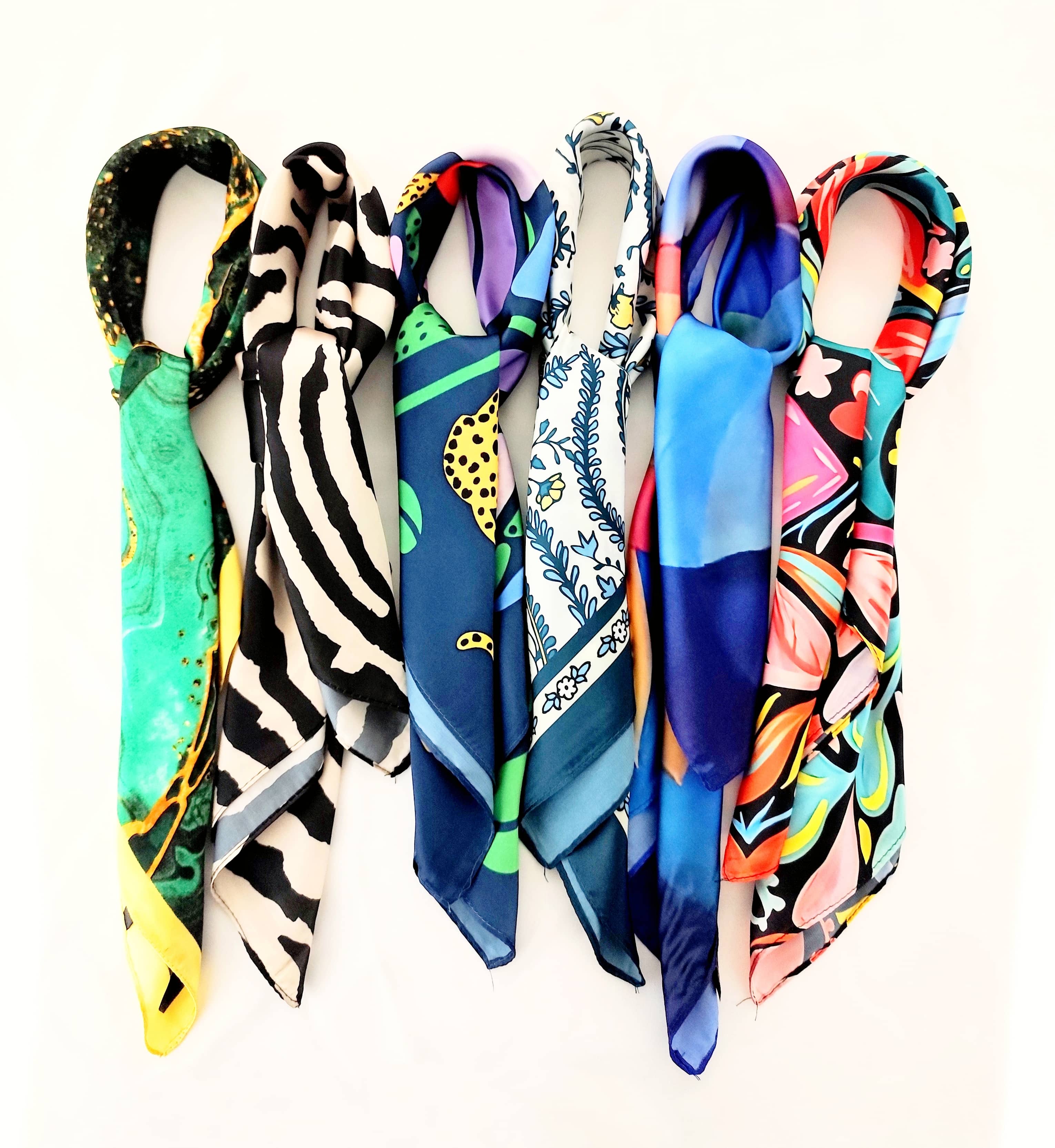 Pañoleta Roja Insectos y Aves  90x90 - Buenkarma.cl