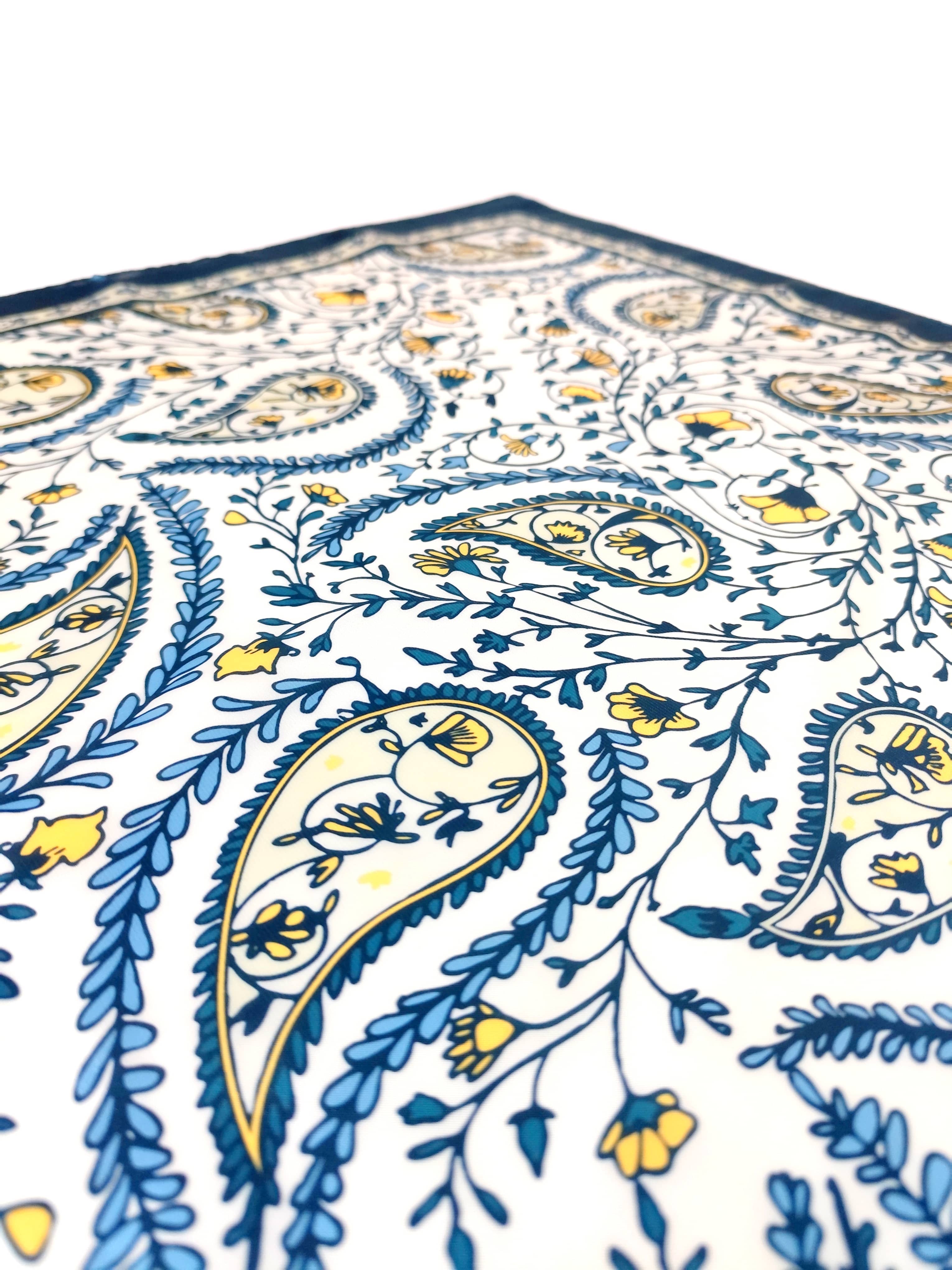 Pañoleta Boho Flores 70x70 - Buenkarma.cl