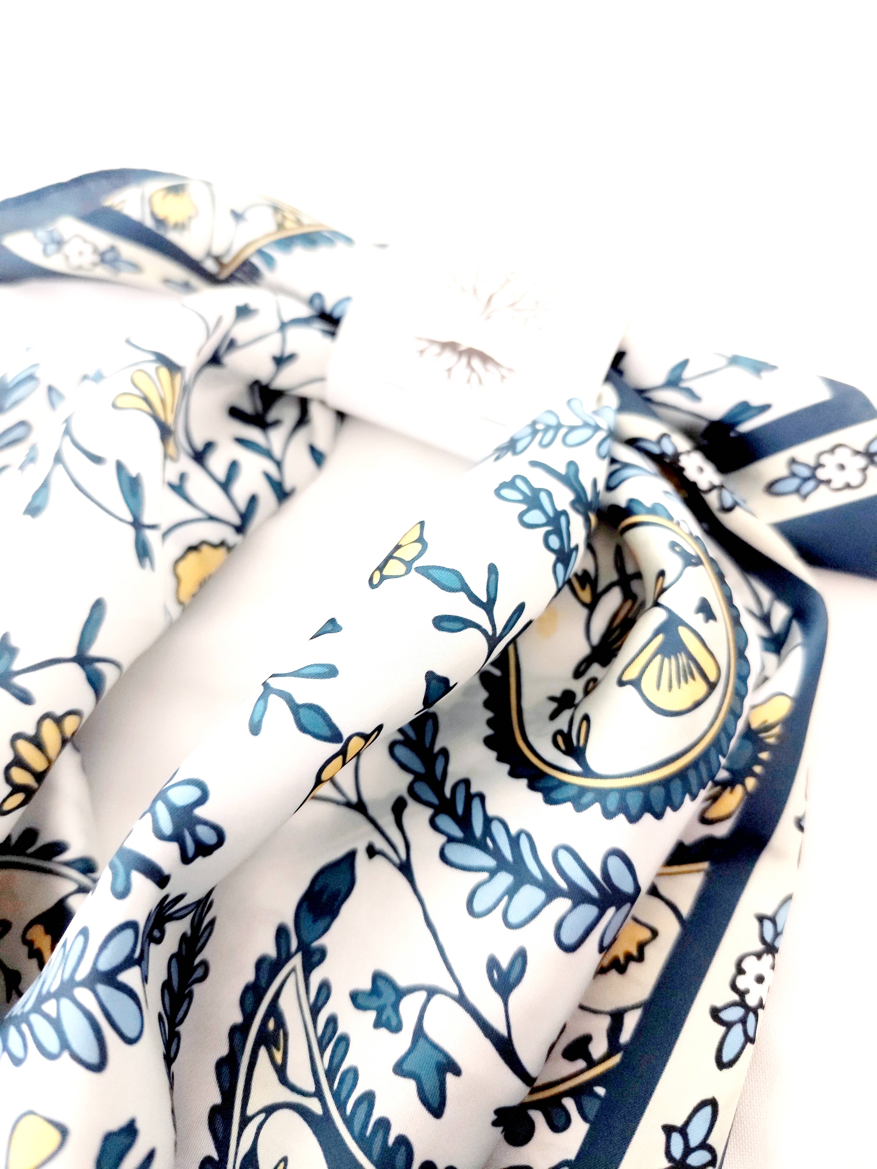 Pañoleta Boho Flores 70x70 - Buenkarma.cl