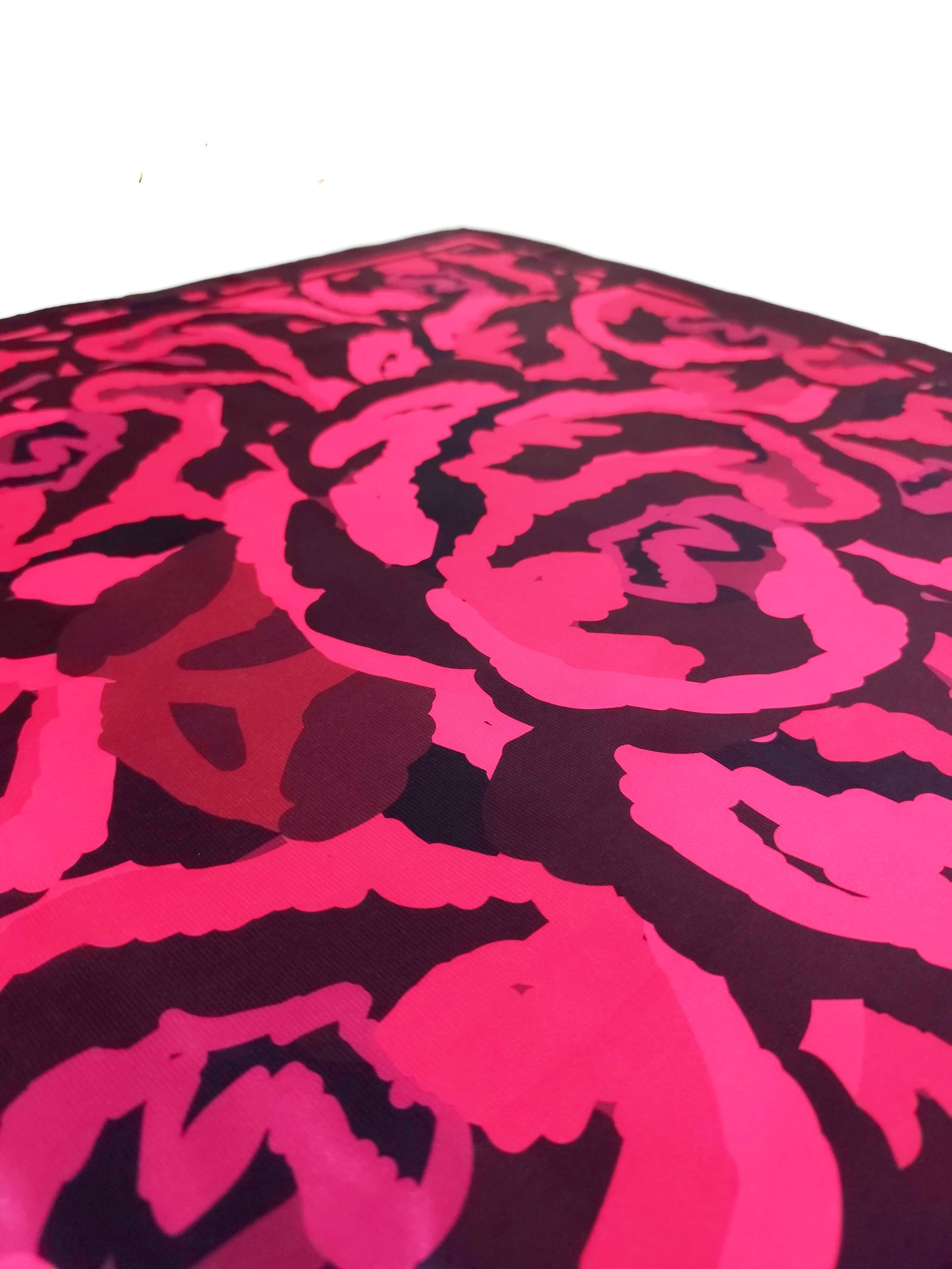 Pañoleta de Rosas 70x70 - Buenkarma.cl