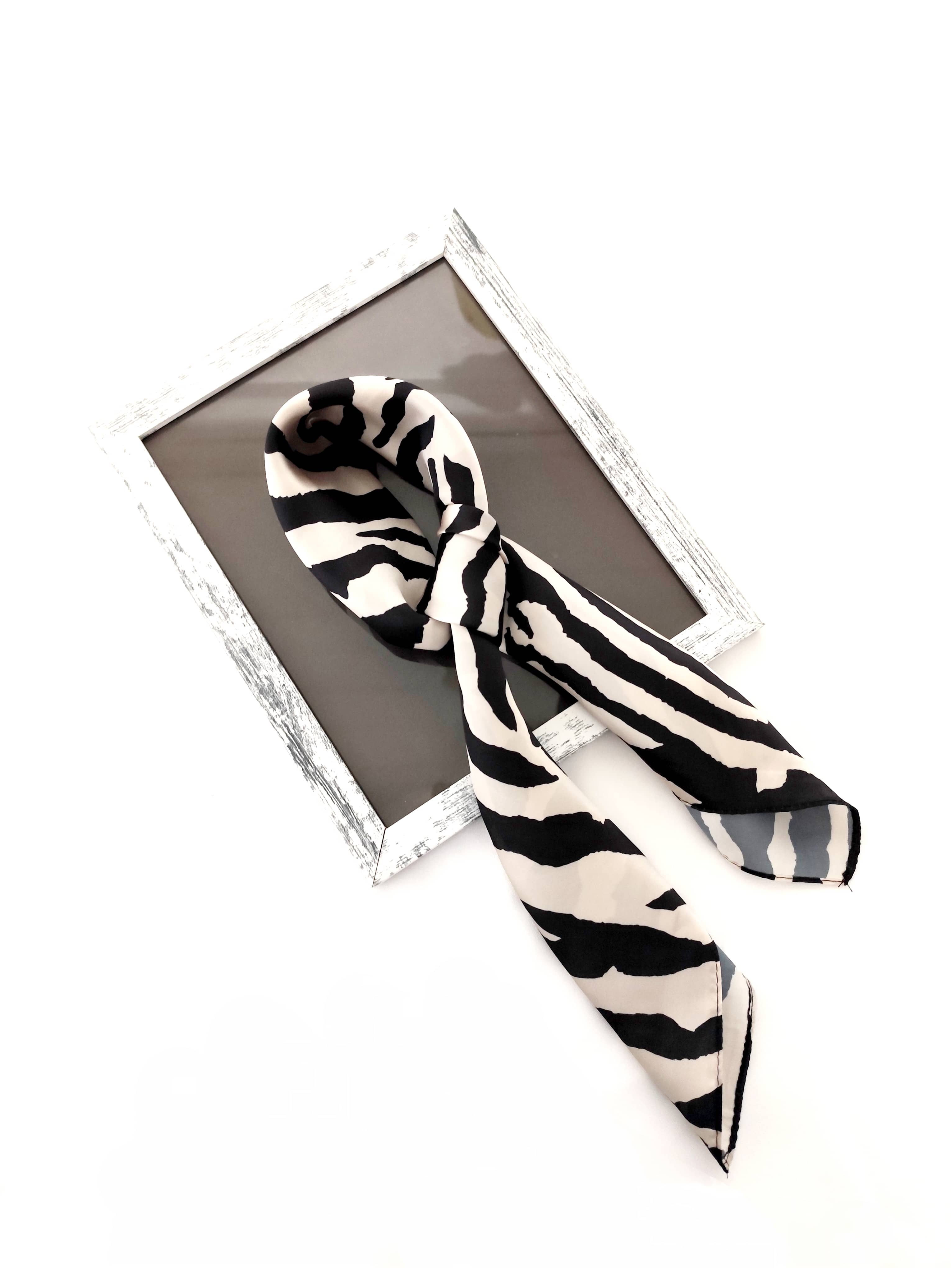 Pañoleta Cebra 70x70 - Buenkarma.cl