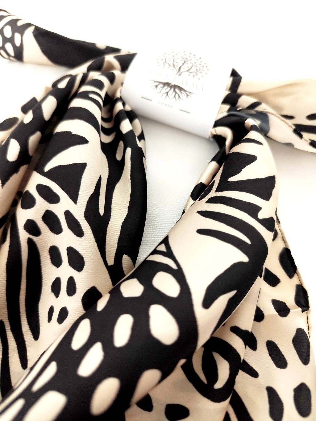 Pañoleta Jaguar Beige 70x70 - Buenkarma.cl