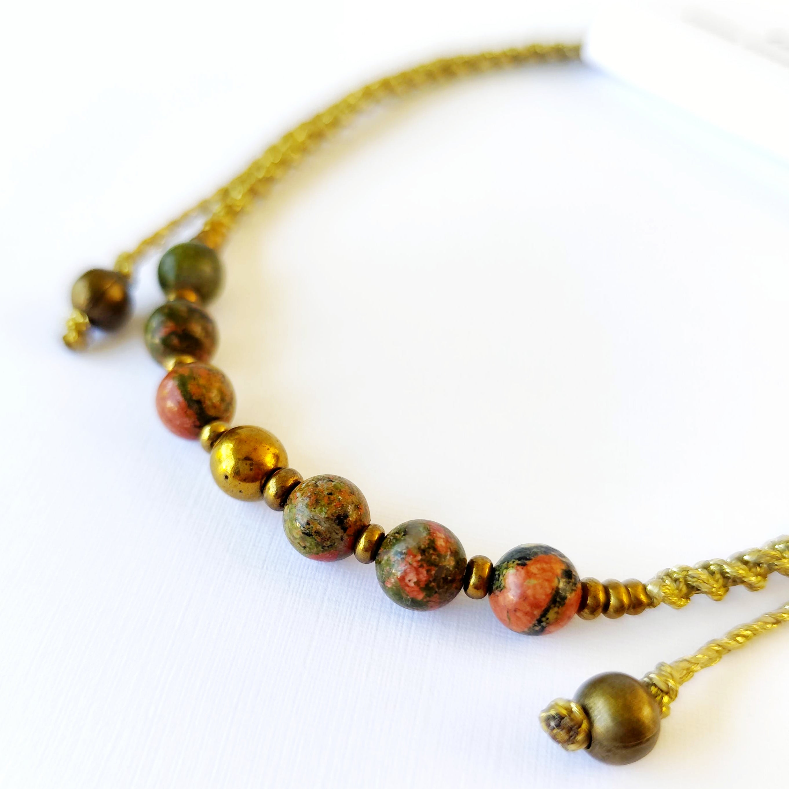 Collar Sentir de Unakita y Hematita – Topacio Macramé