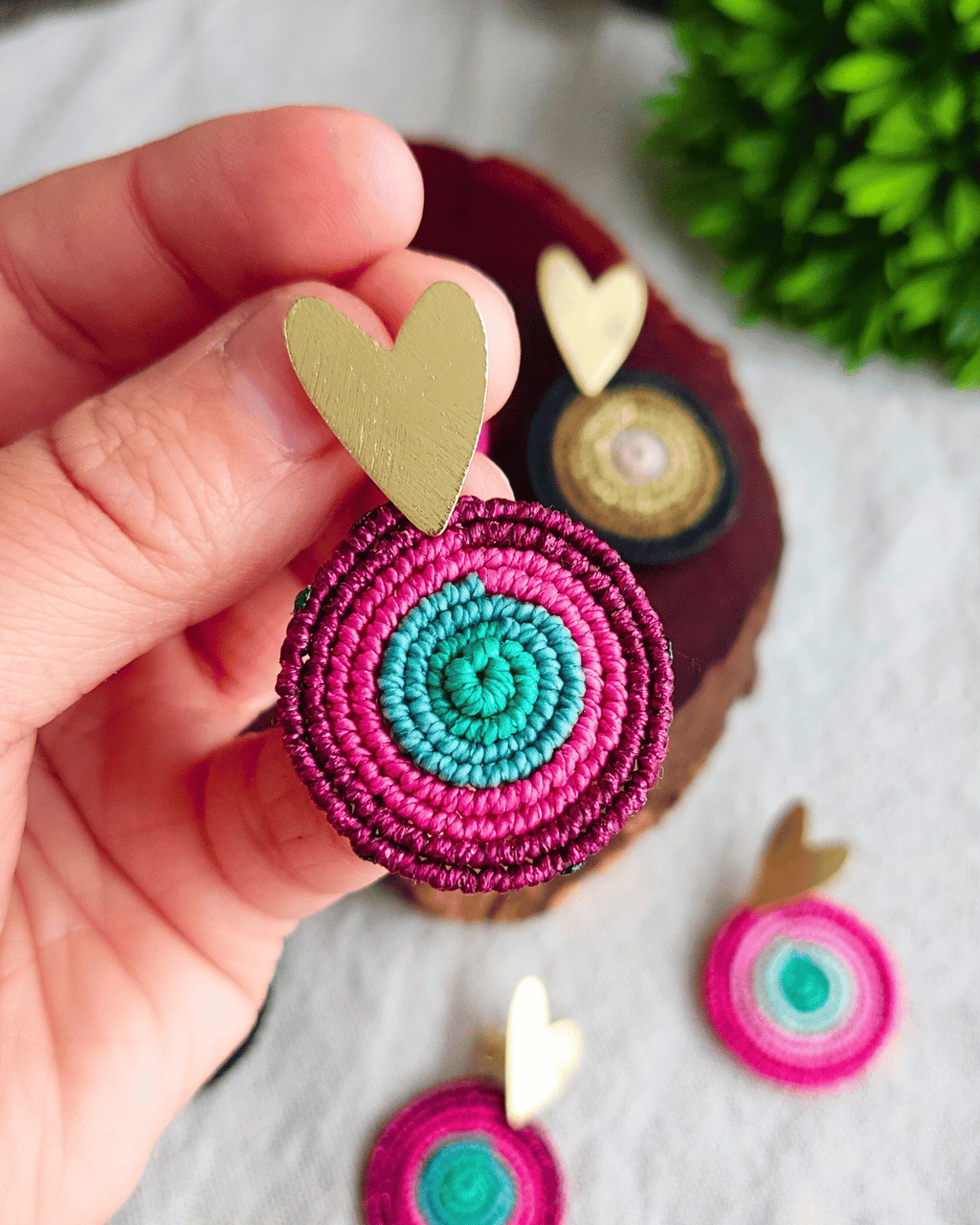 Aros Encantos de Amor Rosa – Topacio Macramé