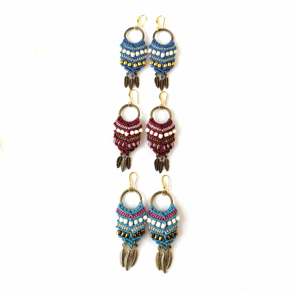 Aros Boho con Plumas Doradas – Topacio Macramé