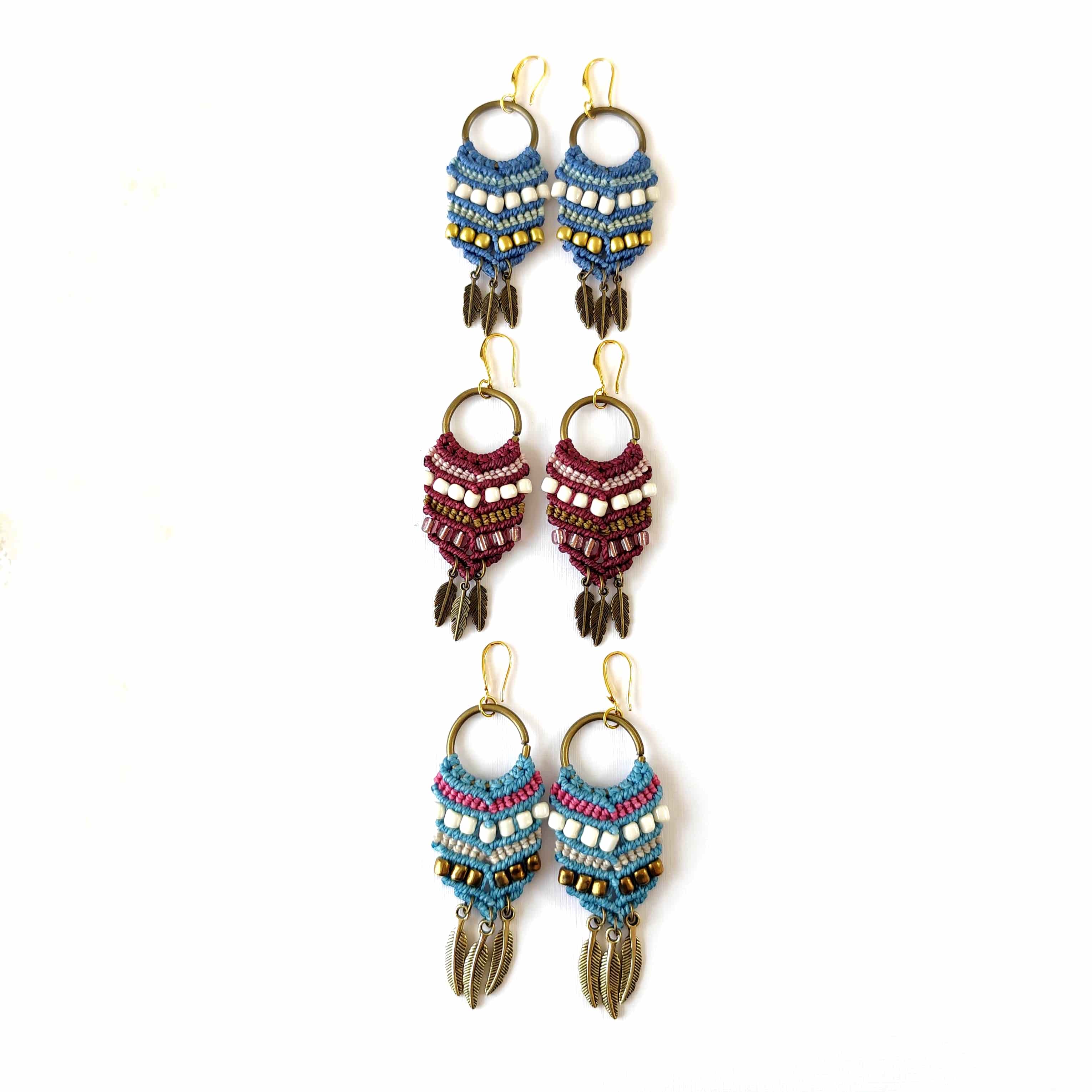 Aros Boho con Plumas Doradas – Topacio Macramé