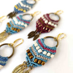 Aros Boho con Plumas Doradas – Topacio Macramé